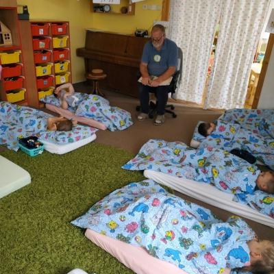 Pravidelne Nas Navstevuje Cteci Dedecek A Babicka